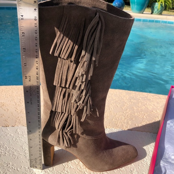 BNIB Vince Camuto Sterla Fringe Boot - Picture 9 of 13